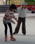 Foto von 2 Schülerinnen auf der Eisbahn Schülerinnen auf der Eisbahn