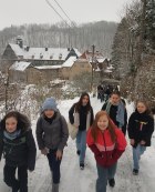 Schülerinnen erklimmen einen verschneiten Weg Auf dem Weg in den Forstbotanischen Garten